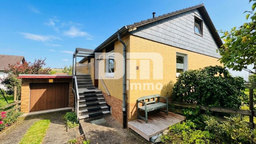 Schönes Einfamilienhaus mit Garage und Terrasse / Ständerbauweise in hervorragender Lage - Titel Frontansicht / Garage